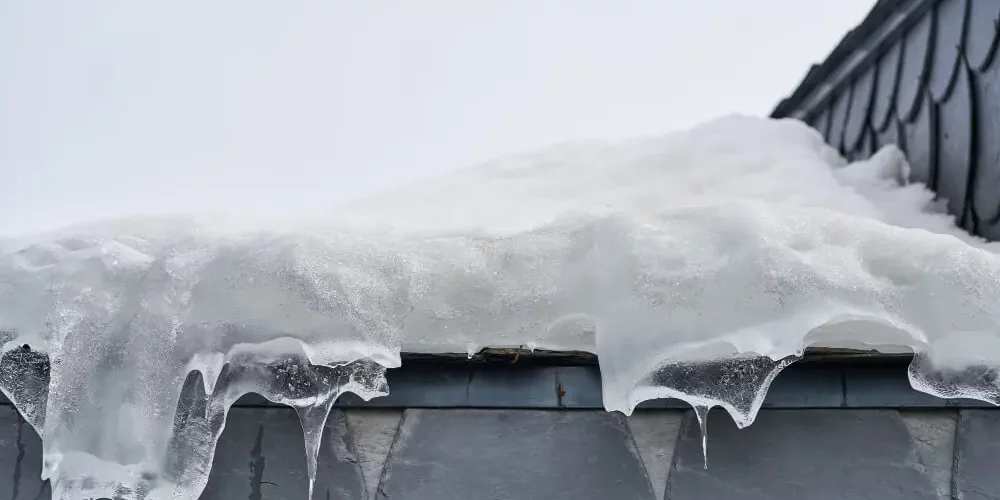 fondo-detalle-primer-plano-techo-hielo (1) winter roofing