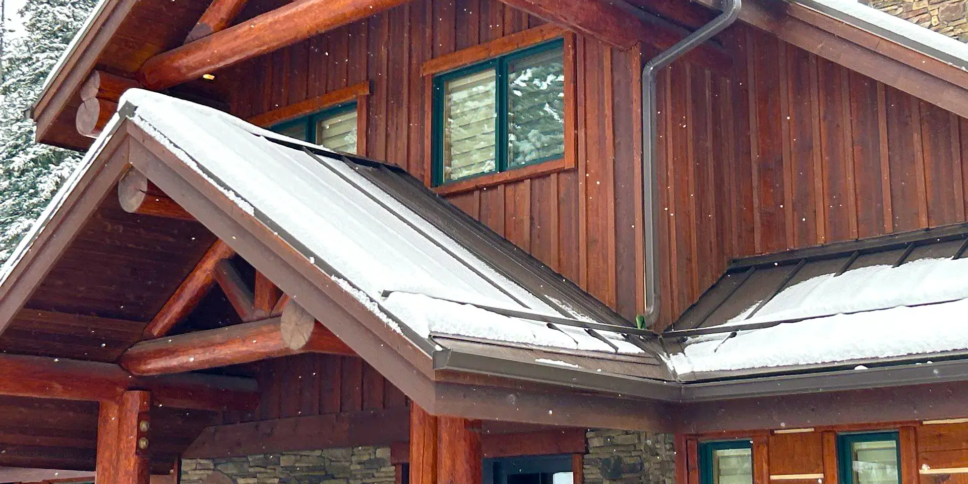 Metal roofing system with light snow accumulation