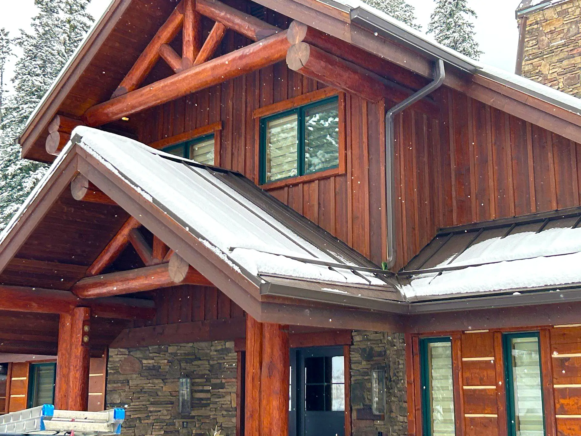 Metal roofing system with light snow accumulation
